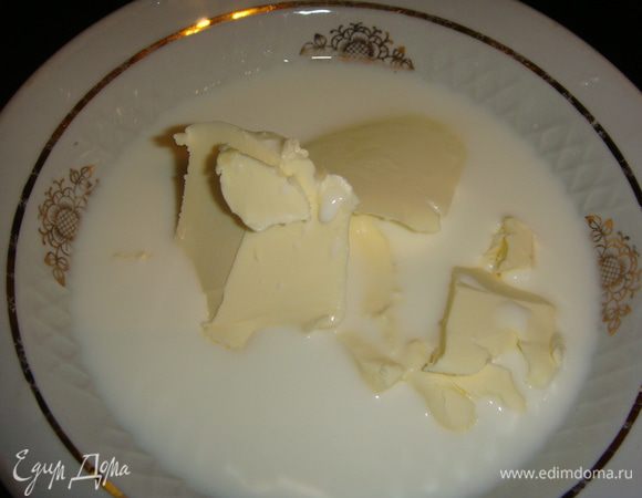 В миске соединить молоко и сливочное масло. Нагреть в микроволновке, пока масло не растает.