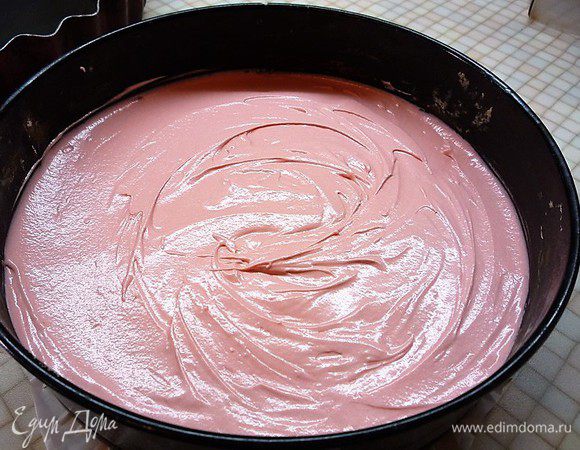 Вмешиваем краситель в тесто, выкладываем тесто в форму, застеленную бумагой для выпечки, и выпекаем в заранее разогретой духовке при температуре 180°С в течение 20 минут.