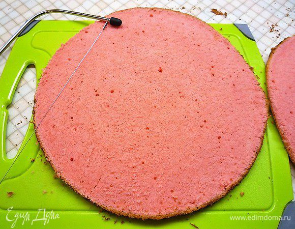 Готовый корж остужаем и разрезаем вдоль пополам.