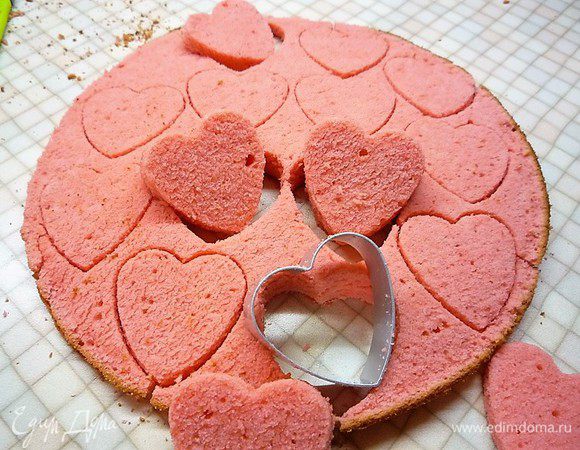 Вырезаем специальными вырубками фигурки-сердечки.