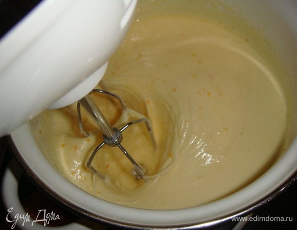 Снять с огня посуду с яйцами и взбивать еще минут пять, пока яичная масса не посветлеет и не увеличится в объеме. Всыпать в два приема мучную смесь.