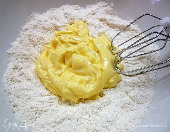 Приготовим тесто для капкейков. В миску просеиваем муку, добавляем разрыхлитель и  сахарную пудру. Добавляем размягченное сливочное масло и разведенный в молоке ванильный экстракт.