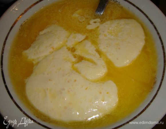 В миску с маслом добавить 3 столовых ложки теста, перемешать и перелить обратно в тесто. Взбить еще раз до однородного состояния.