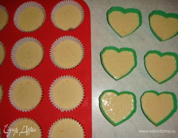 В формы для кексов вложить бумажные капсулы. Наполнить их тестом на 3/4. Выпекать в разогретой до 160°С духовке 20 — 25 минут.