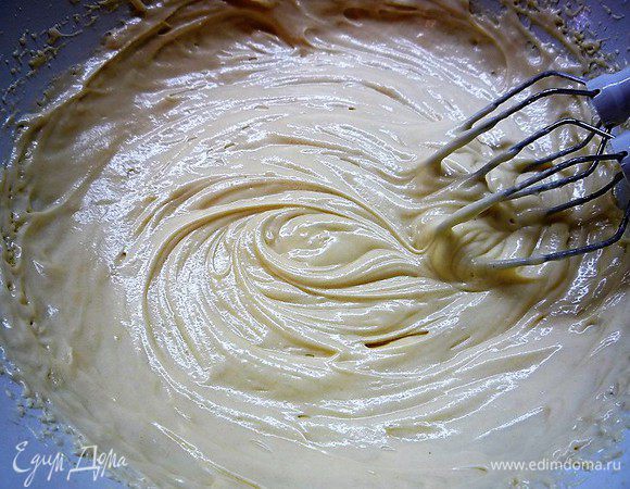 Добавляем яйца и хорошо взбиваем.