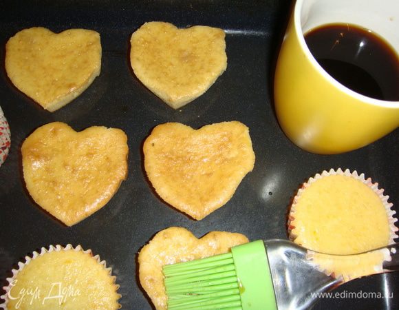 Для сиропа смешать горячий крепкий кофе с коньяком и сахаром. Пропитать им кексы 4 раза.