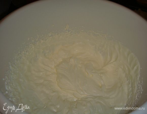 Для крема взбить охлажденные сливки в холодной посуде охлажденными венчикоми до устойчивых пиков.