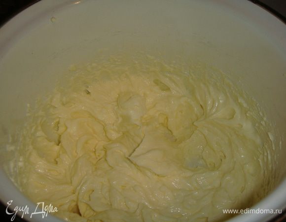 Отдельно взбить маскарпоне с сахарной пудрой. Добавить взбитые сливки и аккуратно перемешать.