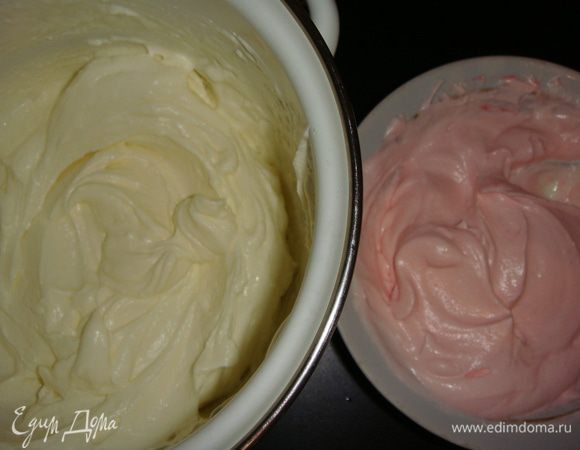 Я отложила часть крема и добавила 3 капли красного красителя.