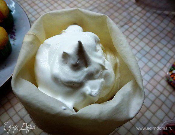 Для украшения взбиваем сливки и украшаем капкейки с помощью кондитерского мешка с насадкой «звездочка».