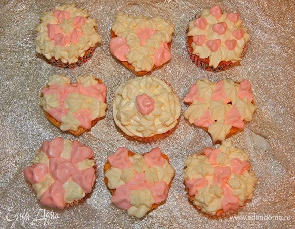 Переложить крем в кондитерский мешок и отсадить на капкейки. Угощайтесь очень нежными капкейками со вкусом тирамису. Приятного чаепития!