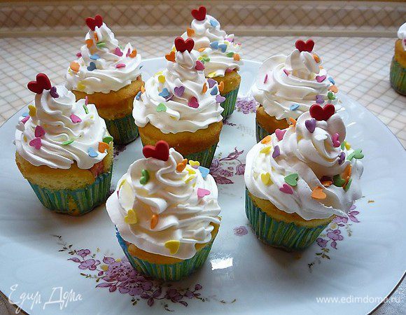 Украшаем посыпками в виде крупных и маленьких сердечек.