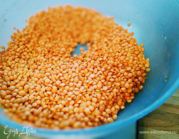 Чечевицу промыть и добавить к луку (мне пришлось добавить зеленой чечевицы, т. к. красная не вовремя закончилась). Перемешать, чтобы чечевица пропиталась ароматами, влить 1 литр воды (можно овощной бульон).