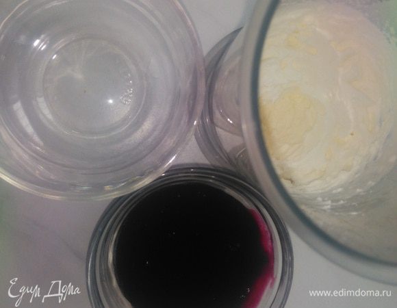 Смородину проварить с сахаром 2 — 3 минуты. Затем пропустить смородину через сито. Сок смородины довести до кипения, крахмал смешать с 1 ст. ложкой холодной воды и залить в кипящий сок, довести смесь до кипения, остудить.