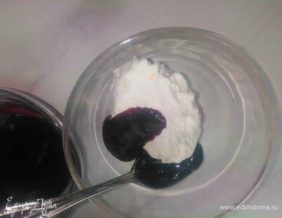 Холодные сливки взбить до уверенной плотности. Часть сливок смешать со смородиновым соком. Переложить сливки и смородиновый крем в кулинарные мешки.