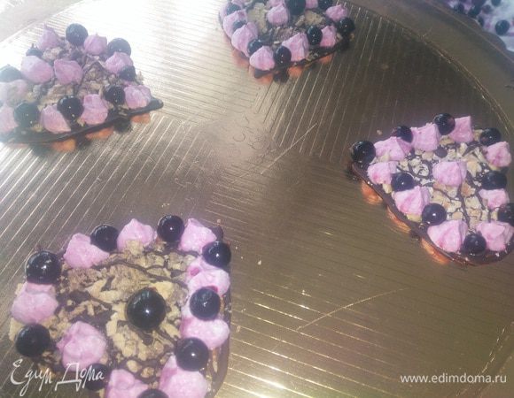 Отсадить смородиновый крем на шоколадные заготовки, декорировать смородиной.
Можно использовать любые фрукты. У меня была только смородина замороженная.