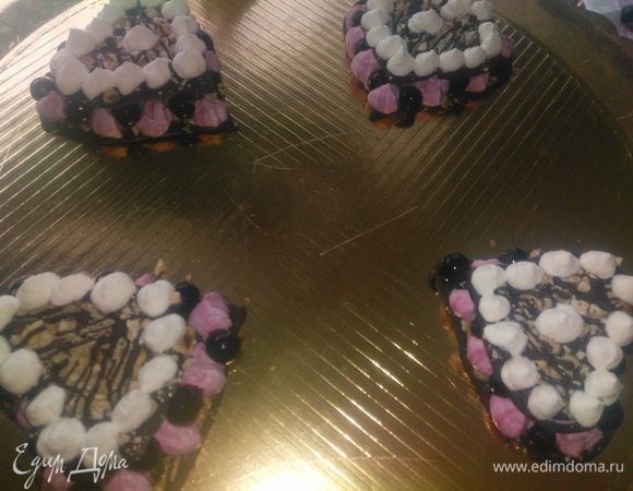 Сверху положить второй ряд шоколадных заготовок и отсадить белые сливки.