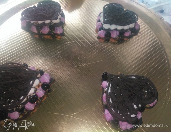 Завершить еще одним рядом шоколадных заготовок.