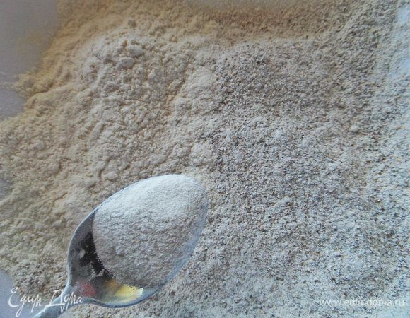 Смешать оба вида муки, соль и разрыхлитель.