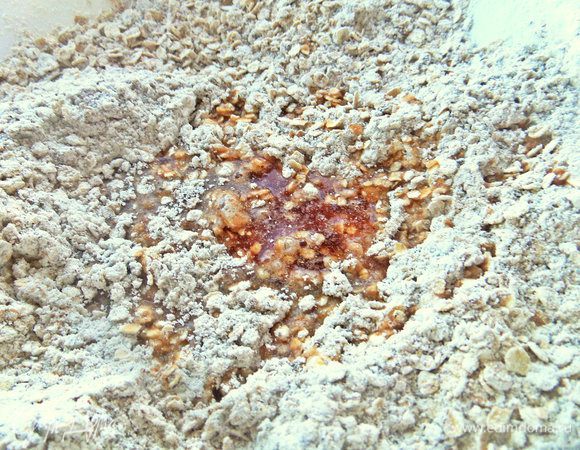 Влить сироп или мед. У меня кофейный сироп.