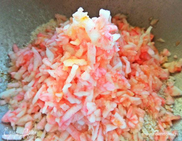 Натереть 2 яблока. В оригинале одно яблоко, но мне было в первый раз мало, чтобы тесто схватилось.