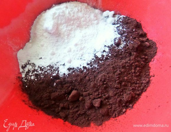 Для прослойки смешать какао и пудру.