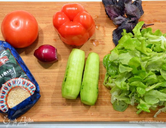 Овощи и листья помыть и просушить. Огурцы очистить от шкурок.
