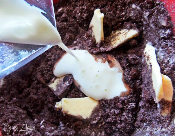 Влить молоко и мед.