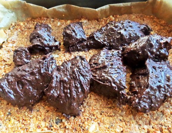 Распределить прослойку сверху теста.