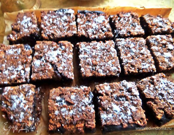 Нарезать на квадратики. При желании посыпать пудрой.