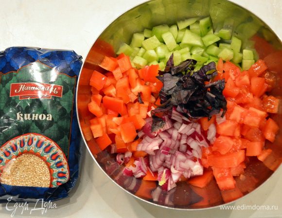 Огурцы, помидоры, лук, перец нарезать кубиками. Базилик мелко накрошить.