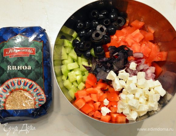Добавить нарезанные маслины и сыр фета. Добавить киноа.