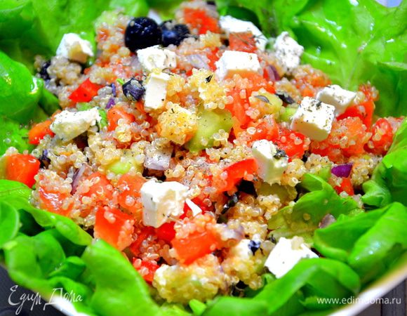 Разложить листья салата на тарелку, выложить сверху греческий салат с киноа, заправить соусом и подавать.
Приятного и полезного ужина!
