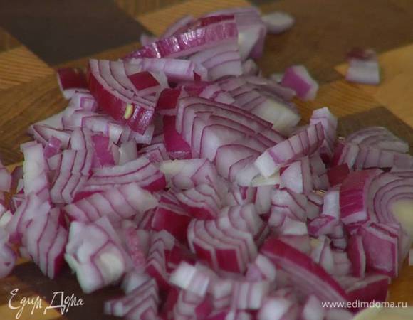 Красный лук почистить и мелко порубить.