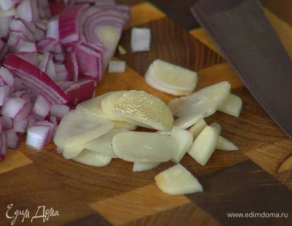 Чеснок почистить и нарезать тонкими ломтиками.