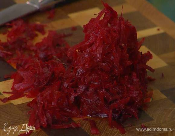 Свеклу почистить, натереть на крупной терке, отправить к луку с чесноком и, помешивая, обжаривать пару минут.