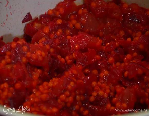 Всыпать к овощам чечевицу, выложить помидоры в собственном соку и все перемешать.