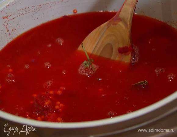 Добавить в кастрюлю лавровые листья, веточки тимьяна, залить все горячим бульоном, так чтобы овощи с чечевицей были полностью покрыты, накрыть крышкой и варить 15 минут.