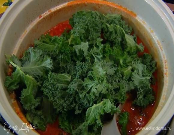 Вынуть из похлебки веточки тимьяна и лавровые листья, добавить в нее листья кейла, влить, если нужно, еще немного бульона, и варить 4‒5 минут.