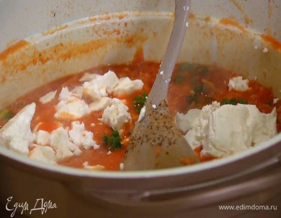 Похлебку посолить, поперчить, добавить молотый перец чили и поломанную на небольшие кусочки фету.