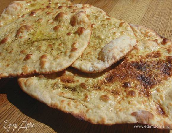 Противень или металлический лист разогреть в духовке, выложить на него лепешки и выпекать 5‒7 минут.