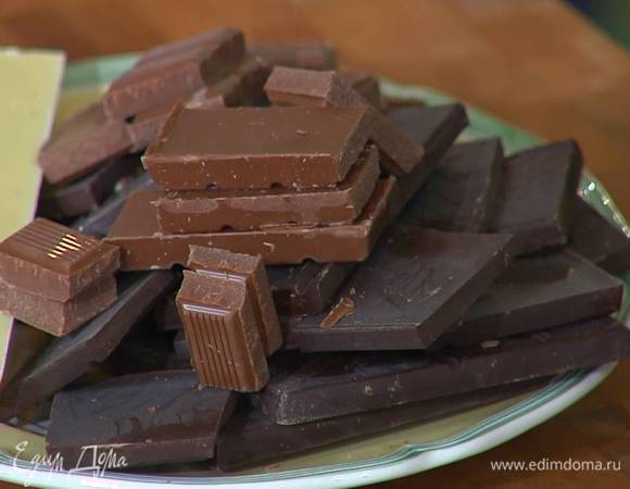 Горький и молочный шоколад поломать на кусочки, выложить в глубокую кастрюлю, добавить 340 г сливочного масла и растопить все на маленьком огне.