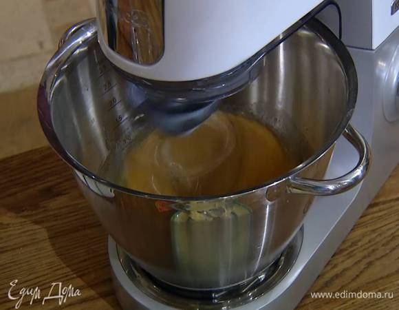 Сахар с яйцами соединить в чаше комбайна и взбить на максимальной скорости насадкой-венчиком.