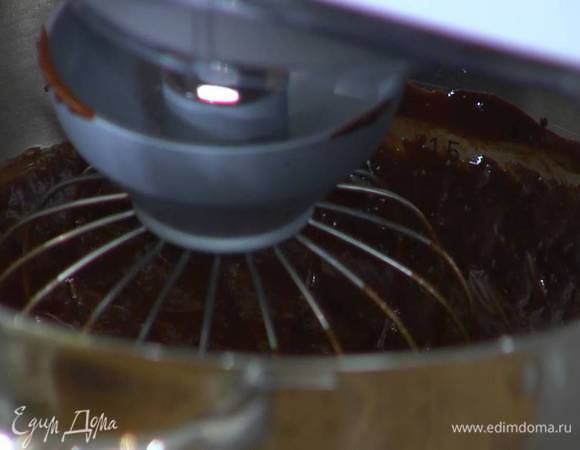 Понизить скорость комбайна и, продолжая взбивать, тонкой струйкой влить растопленный шоколад с маслом.