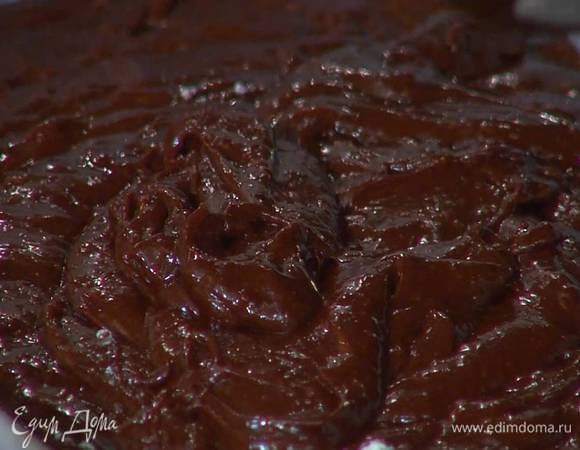 Продолговатую форму для выпечки выстелить пищевой бумагой, смазанной оставшимся сливочным маслом, выложить тесто и разровнять его.