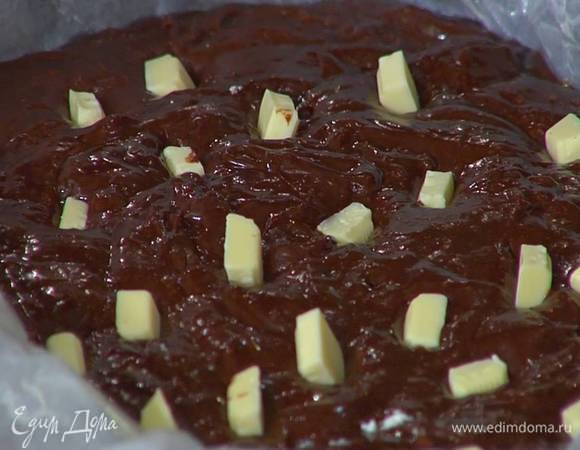 Белый шоколад поломать на кусочки и воткнуть в шоколадное тесто.