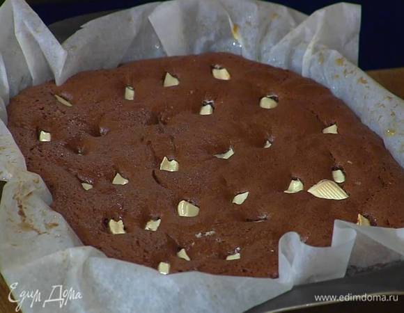 Выпекать брауни в разогретой духовке 22‒25 минут, затем остудить и вынуть из формы.