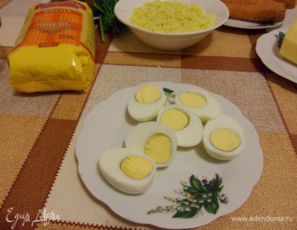 Яйца отварить, остудить, очистить от скорлупы и отделить белки от желтков.