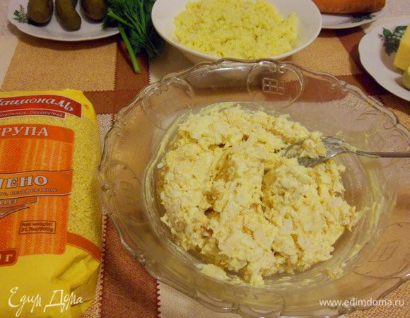 Отварную куриную грудку, мелко нарезать, соединить с натертыми белками, майонезом и чесноком, пропущенным через пресс.