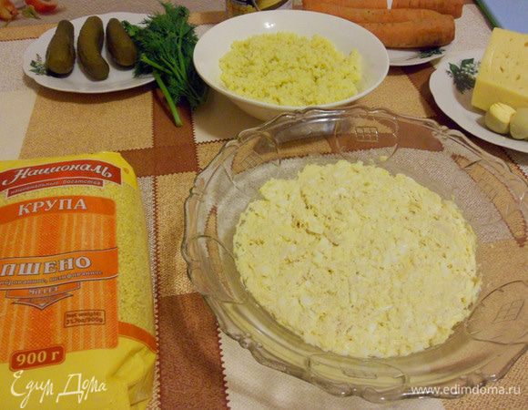 Хорошо перемешать, аккуратно выложить смесь в салатник. Это первый слой.